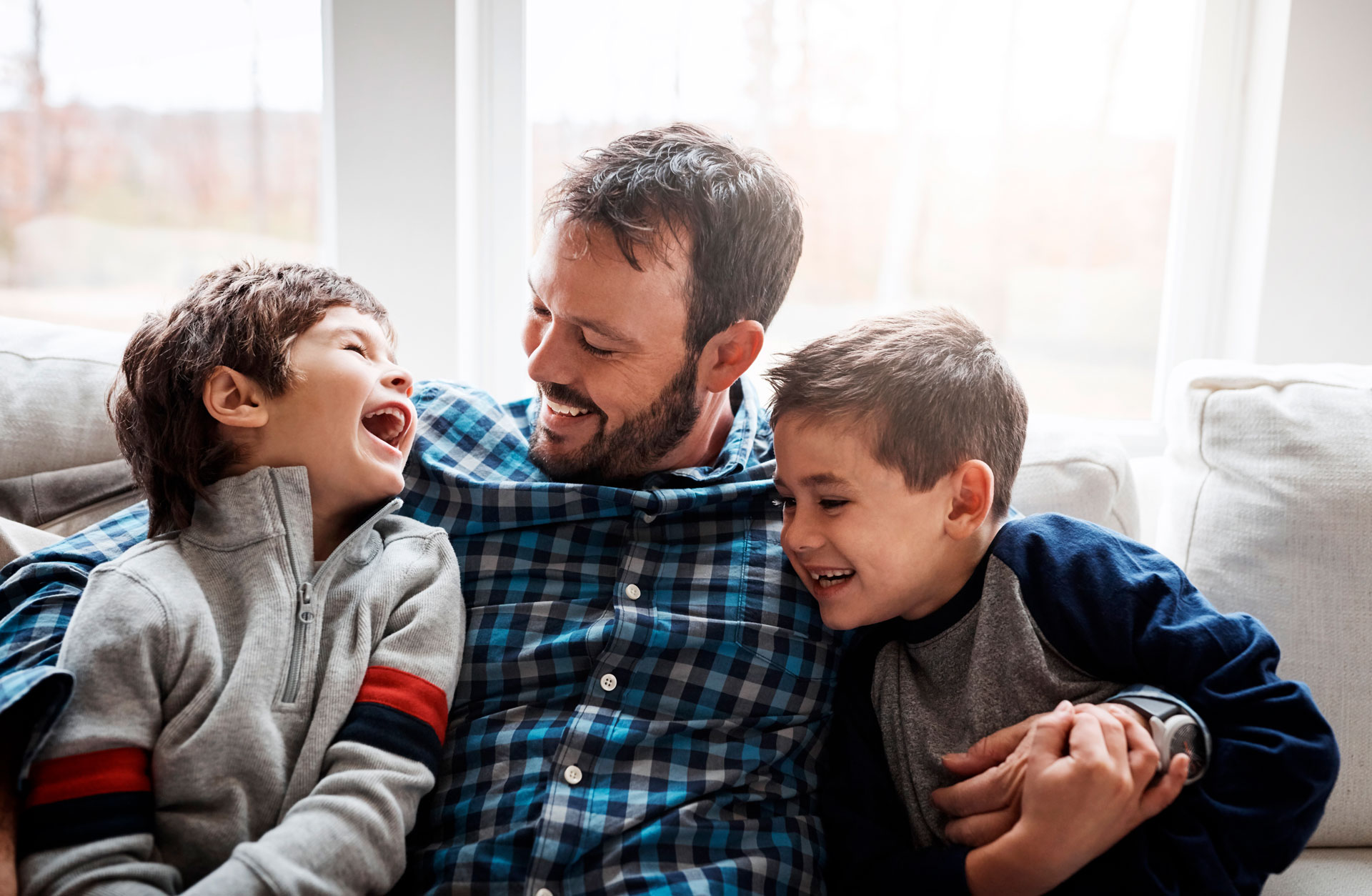Familia recibiendo orientación para comprar su vivienda